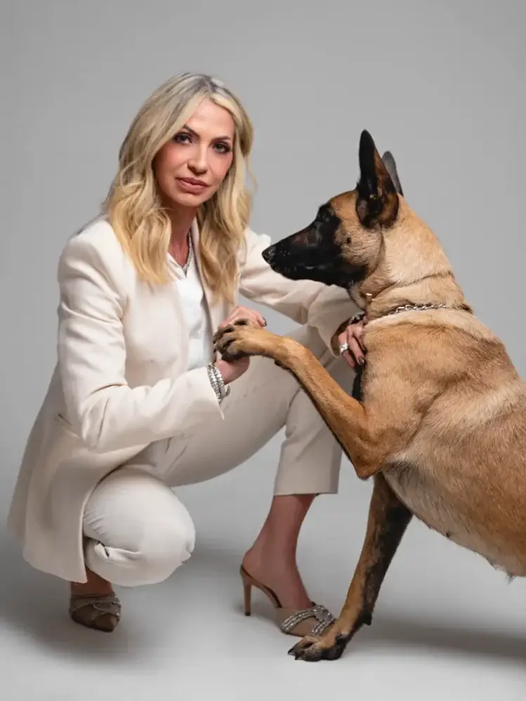 Valéria Tavares com sua cadela