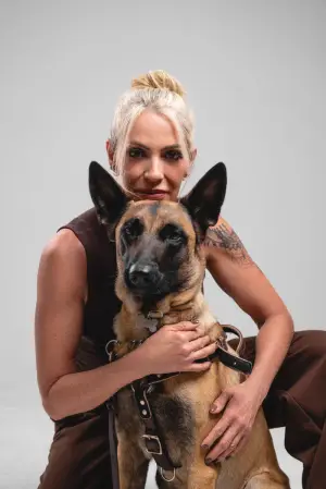 Valéria Tavares com sua cadela