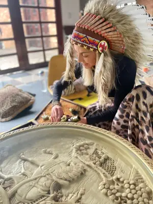 Valéria Tavares conduzindo um ritual