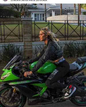 Valéria Tavares de moto