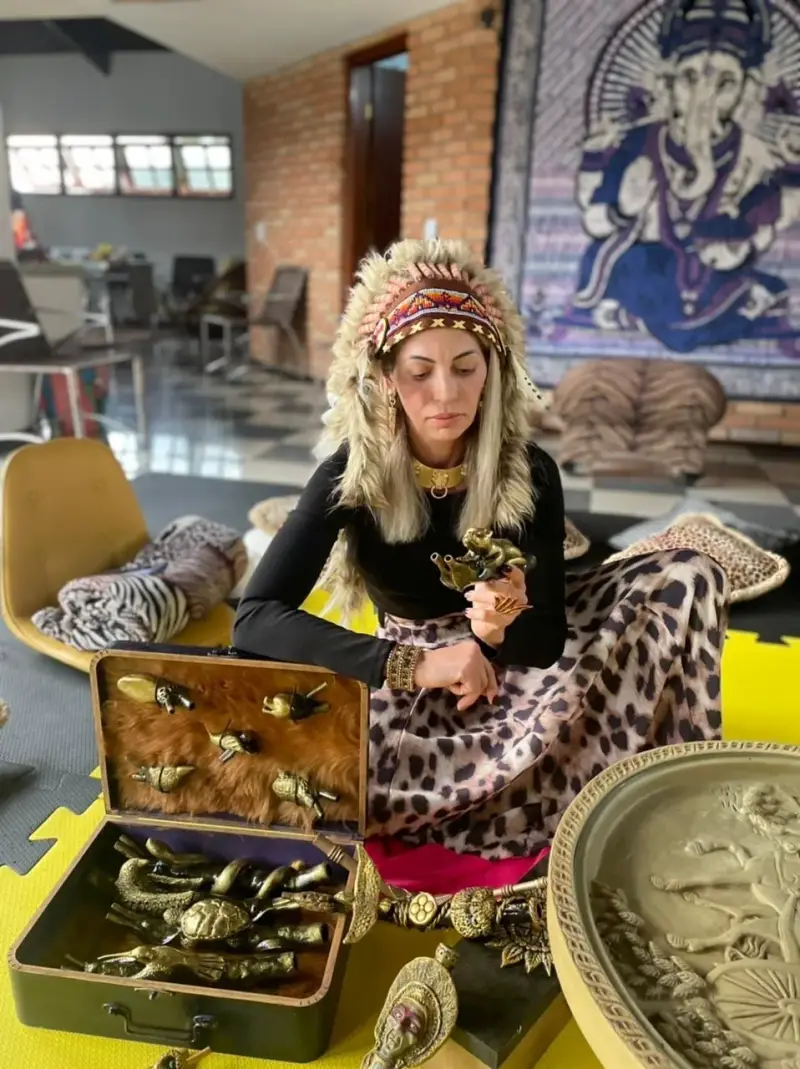Valéria Tavares com um conjunto de kuripes e tepis, os aplicadores tradicionais