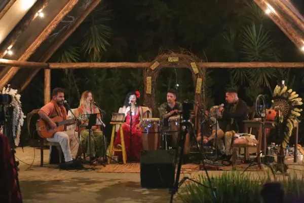 Músicos tocando violão e tambores no templo durante o ritual
