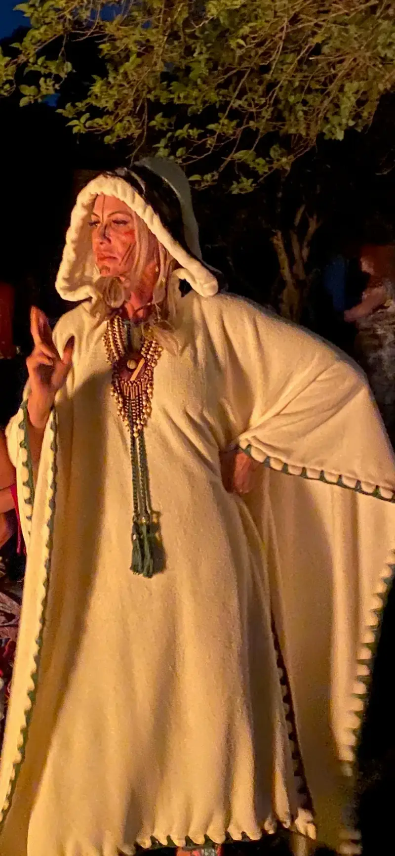 Valéria Tavares em traje cerimonial durante um ritual noturno